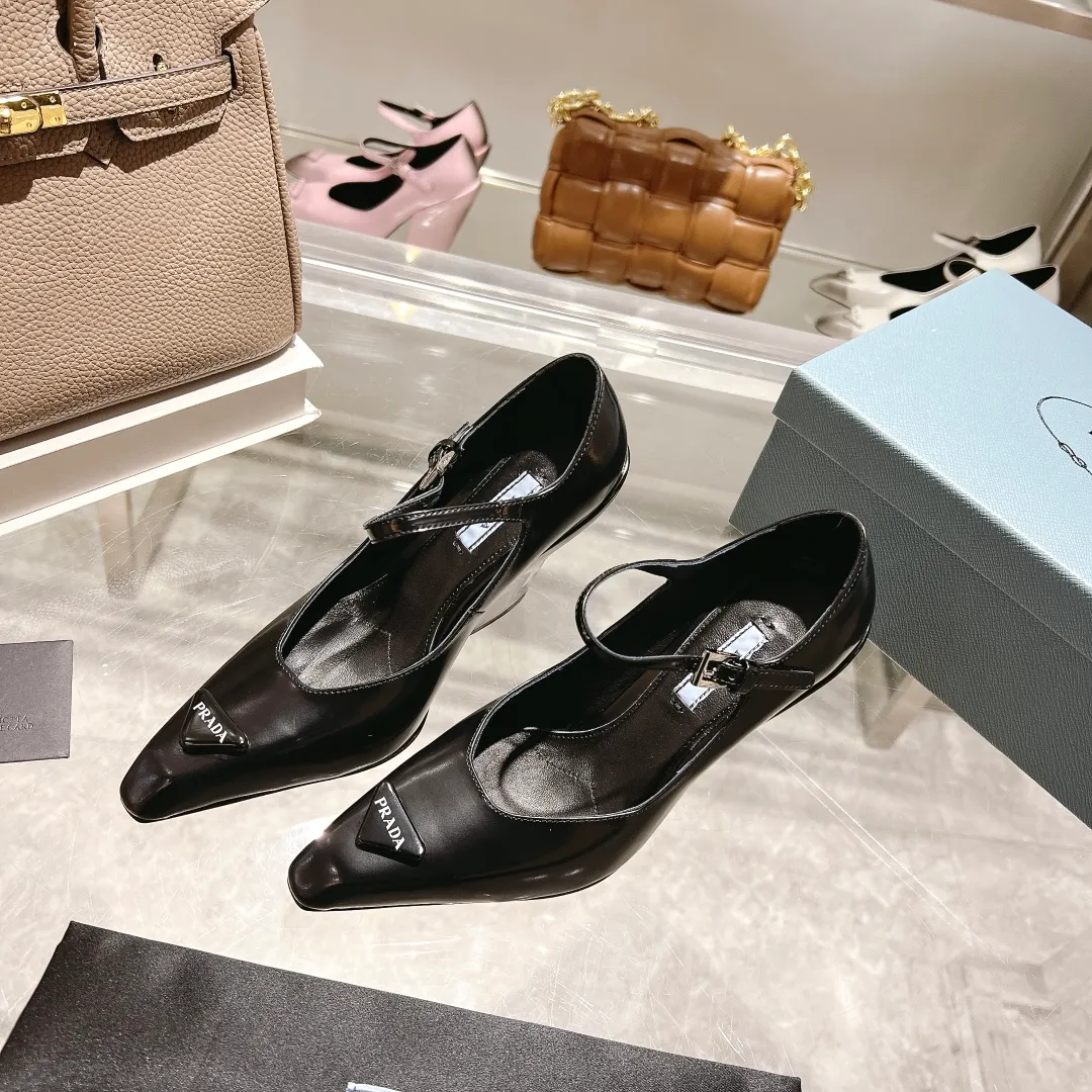 👟👟Ex-factory price 600👟👟 🏧🏧 PRADA ²⁰²²𝐬𝐬Prada’s new product, prada22/23ss “T-stage show style”, the most popular large block heels and wedge-heeled shoes in the ordering conference, (original top-grade open-edge beaded cowhide leather, 3D electronic spray painting color effect. 2 styles are grandly launched.) ——————————————————❣️ The 2022S/23S PRADA autumn and winter new styles are so good-looking. Internet celebrities from all over the world have planted popular models, awakening the imagination of skirt trains, corset ribs and corset curves, streamlined to the extreme ~ super hot series of hot products, iconic logo small leather bag with buckle.  Prada spring 2022's latest electronic inkjet technology, coupled with a small square toe, allows the autumn and winter models to evolve the same look, showing two different styles through different makeup, hair and body shapes with 8.5cm thick heels. Autumn singles and boots are equally charming, and the styles presented are also wonderful!  This season's Prada styles are simpler in design than before. They don't deliberately pursue a trendy or sporty feel. The overall look is natural, and the colors are not too bright. They are so beautiful when paired with a large pointed wedge heel. 😋The original shoes are developed and purchased from Italian counters, and are reproduced 1:1 according to the original taste. The sloped block heel and concave and convex shape are the same as the original. 💛❤️ ⚛ Mixed sheepskin lining is breathable and comfortable, genuine leather outsole ⚛Ready for sale Size: 35-39 (40 customized) ⚛Multiple colors, all official colors can be produced.